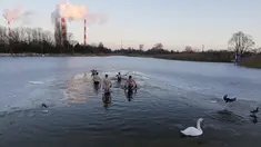 Orang-orang berenang di danau dengan suhu di bawah titik beku di Warsawa, Polandia (26/12/2021). Iklim di Polandia pada musim dingin yang sangat dingin, seringkali di bawah titik beku (0 °C atau 32 °F), dan musim panas yang hangat.  (AP Photo/Czarek Sokolowski)