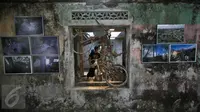 Pengunjung menyaksikan pameran foto peringatan 5 tahun letusan Merapi 2010 di Dusun Petung,Sleman,  Yogyakarta, Kamis (29/10/2015). Pameran bertempat di bekas pemukiman warga yang menjadi saksi bisu saat terjangan lahar panas erupsi Merapi. (Boy Harjanto)