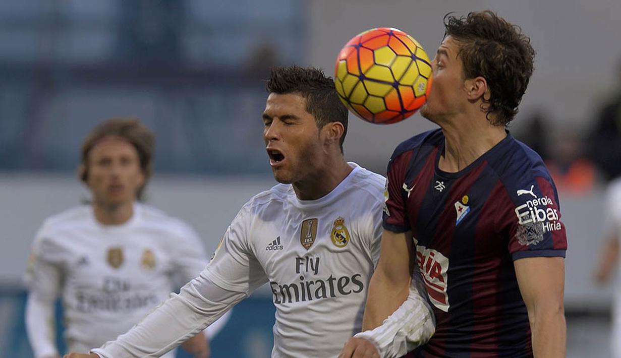 Pemain Real Madrid, Cristiano Ronaldo, berebut bola dengan pemain Eibar, Aleksandar Pantic pada laga Liga Spanyol di Estadio Municipal de Ipurua, Spanyol, Minggu (29/11/2015). (Reuters/Vincent West)
