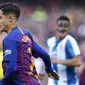 Gelandang Barcelona, Philippe Coutinho, mengontrol bola saat melawan Espanyol pada laga La Liga di Stadion Camp Nou, Sabtu (30/3). Barcelona menang 2-0 atas Espanyol. (AP/Manu Fernandez)