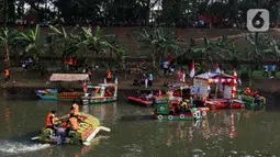 Ajang ini menampilkan berbagai kreasi unik dari sampah, seperti puluhan perahu yang terbuat dari botol plastik dalam kemasan. (Liputan6.com/Herman Zakharia)