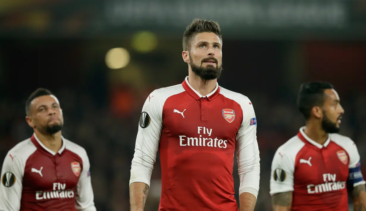 Pemain Arsenal, Olivier Giroud, Theo Walcott dan Coquelin bereaksi selama menjamu Red Star Belgrade pada penyisihan Grup H Liga Europa di Emirates Stadium, Jumat (3/11). The Gunners ditahan imbang tanpa gol oleh tim tamu. (AP /Tim Ireland)
