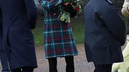 Kate Middleton menyapa warga setelah kebaktian Hari Natal Kerajaan Inggris di Gereja St. Mary Magdalene, Sandringham, Senin (25/12). Memadukan dengan coatnya, legging hitam Kate kenakan dengan almond toe blocked heels sebagai alas kaki. (AP Photo)