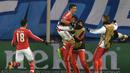 Pemain Benfica, Nicolas Gaitan (tengah) merayakan golnya ke gawang FC Zenit  pada leg kedua 16 besar Liga Champions di Stadion Petrovsky, St. Petersburg, Kamis (10/3/2016) dini hari WIB.  (AFP/Kirill Kudryavtsev)