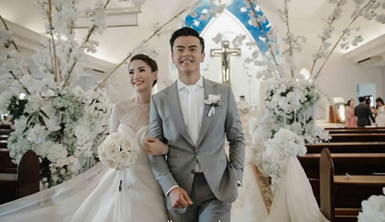 Usai pemberkatan, prosesi melepas sepasang merpati sebagai perlambang kesetiaan dan balon berwarna putih untuk kesucian cinta pun berlangsung.  Beberapa potret mesra pasangan yang telah resmi menjadi suami istri itu. (Instagram/dionfiona)