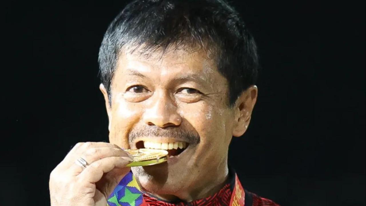 Momen Pemain Timnas Pegang Medali Emas