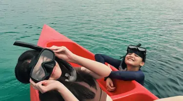 Liburan bareng, Aisyah Aqilah dan Callista Arum memilih untuk mengunjungi Pulau Seribu. Dalam liburannya di pulau, salah satu hiburannya adalah bermain air dan naik kapal. Keduanya pun abadikan momen saat akan menikmati snorkling.  (Liputan6.com/IG/@aisyahaqilahh)