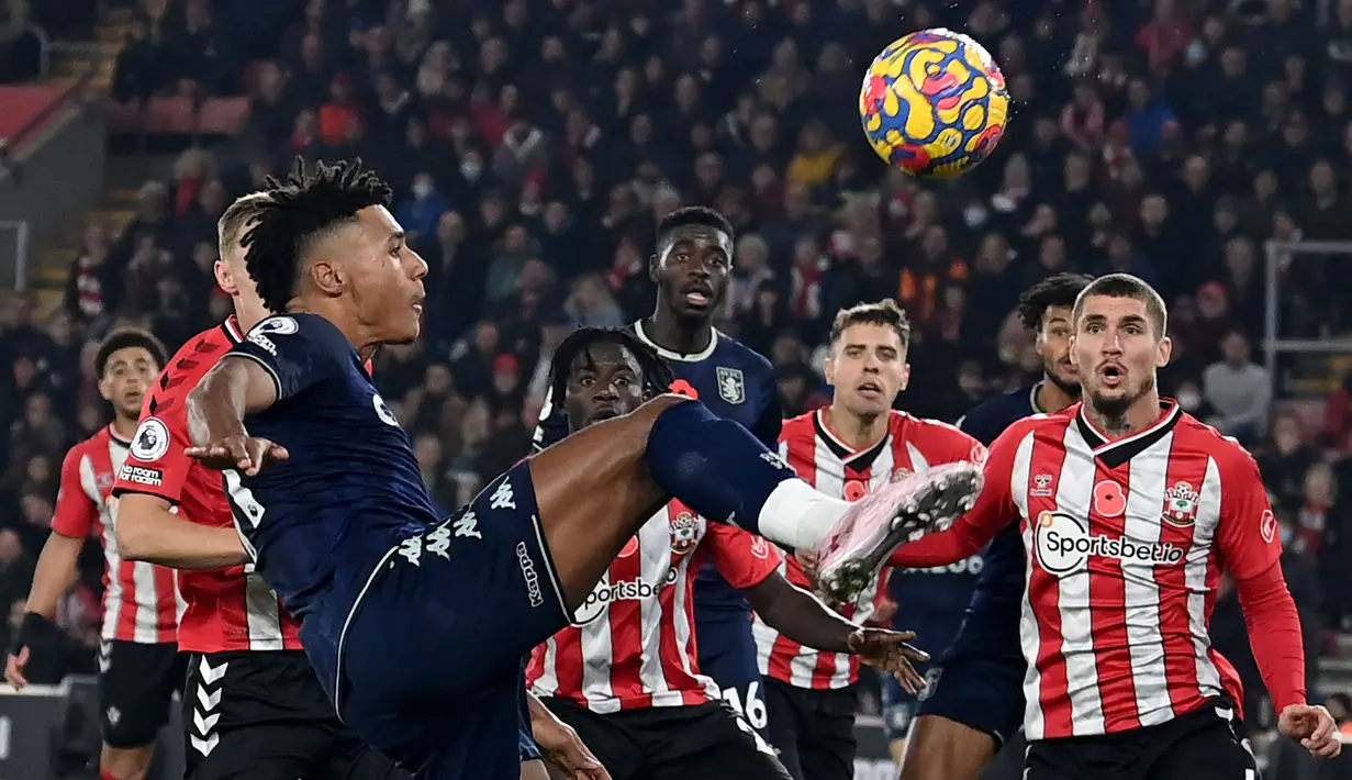 Gelandang Southampton Nathan Redmond menendang bola saat menjamu Aston Villa pada laga lanjutan Liga Inggris 2021-2022 di Stadion St Mary’s, Sabtu (6/11/2021) dini hari WIB. Bermain di kandang sendiri, Southampton mampu menang tipis 1-0 atas The Villans. (Glyn KIRK / AFP)