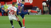 Duel antara pemain Atletico Madrid,  Angel Correa (kanan) dengan bek Sevilla, Diego Carlos. Kedua tim bertemu pada ajang Liga Spanyol, Senin (05/04/2021) dini hari WIB. (CRISTINA QUICLER / AFP)
