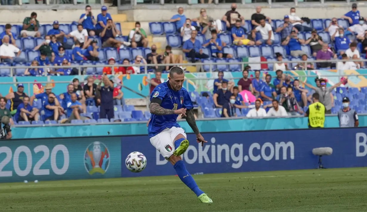 Italia terus menyerang di awal babak kedua. Pada menit ke-53 tendangan bebas yang dilepaskan gelandang Federico Bernardeschi masih membentur tiang gawang. (Foto: AP/Pool/Alessandra Tarantino)
