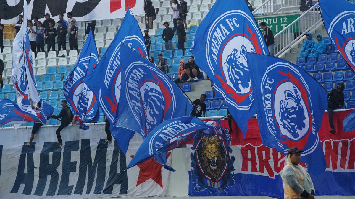 BRI Super League: Rombongan Arema FC Disambut Meriah Aremania usai Imbang Melawan Persebaya