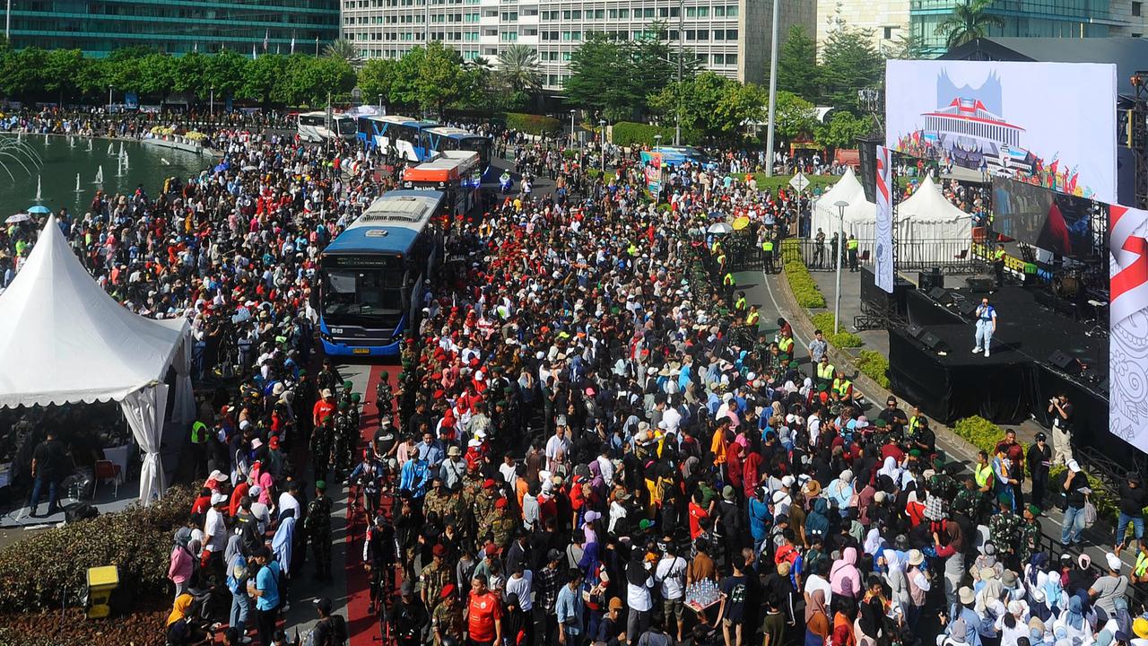 FOTO: Antusiasme Warga Padati Panggung Pesta Rakyat Prabowo-Gibran di Bundaran HI