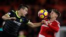 Pemain Chelsea, Cesar Azpilicueta (kiri), berduel dengan pemain Middlesbrough, Gaston Ramirez, dalam lanjutan Premier League di Stadion Riverside, Middlesbrough, Minggu (20/11/2016). (Action Images via Reuters/Lee Smith)