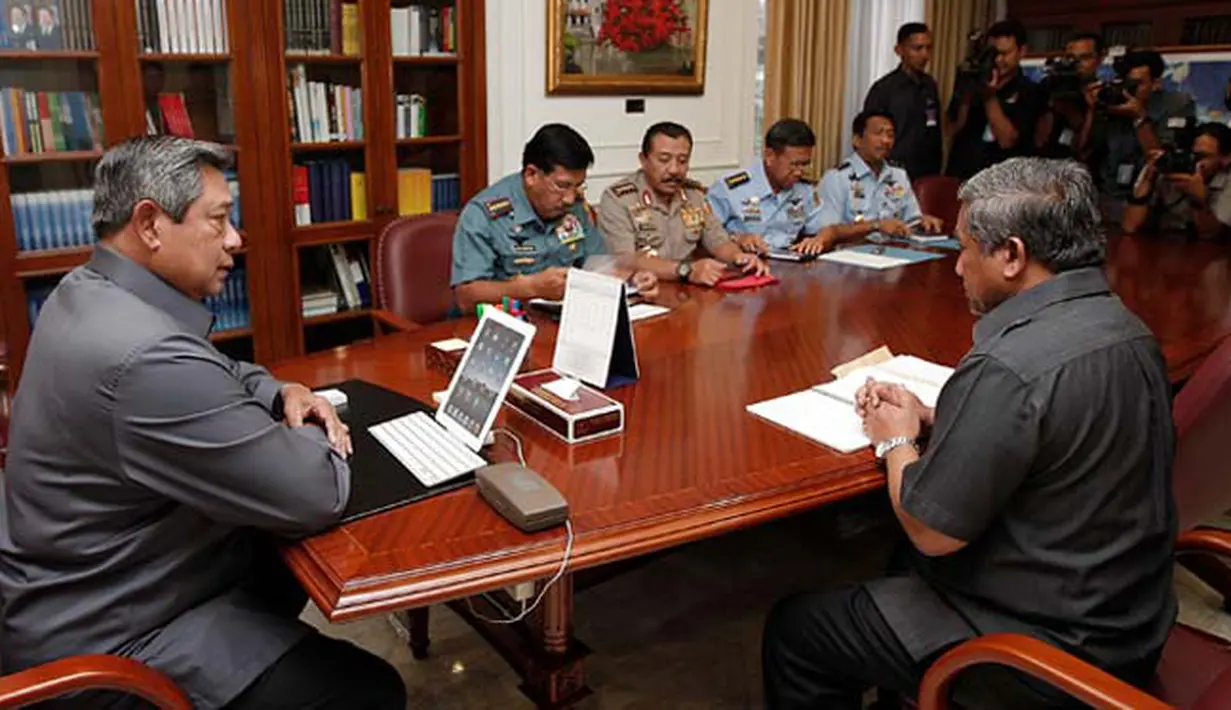Dengan wajah kaku, M Nuh mendengarkan ucapan Presiden SBY. (Foto:Rumah Tangga Kepresidenan/H Abror Rizki)