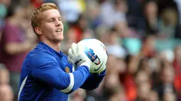 Ben Amos. Kiper asal Inggris ini memperkuat Manchester United mulai 2008/2009 hingga 2014/2015. Ia hanya tampil 7 kali dalam 7 musim tersebut. Usai dipinjamkan ke beberapa klub, ia dikontrak Bolton Wanderers hingga 2018/2019. Awal musim 2021/2022 ini ia membela Wigan di Leaugue One. (AFP/Paul Ellis)