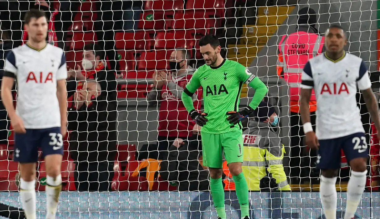 Kiper Tottenham Hotspur, Hugo Lloris (tengah), tertunduk lesu usai kebobolan oleh gol gelandang Liverpool, Mohamed Salah, dalam laga lanjutan Liga Inggris 2020/21 pekan ke-13 di Anfield Stadium, Rabu (16/12/2020). Tottenham kalah 1-2 dari Liverpool. (AFP/Jon Super/Pool)