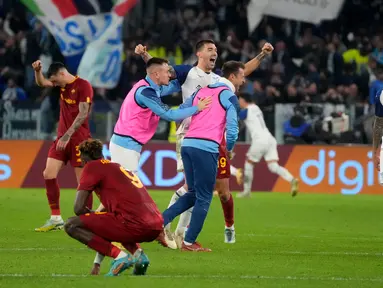 Pemain Lazio (tengah) merayakan kemenangan atas AS Roma pada akhir pertandingan sepak bola Liga Italia di Stadion Olimpiade Roma, Italia, 6 November 2022. Lazio mengalahkan AS Roma dengan skor 1-0. (AP Photo/Gregorio Borgia)