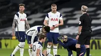 Striker Tottenham Hotspur, Harry Kane, tengah menjalani perawatan karena cedera engkel ketika menghadapi Liverpool pada pekan ke-20 Premier League, Jumat (29/1/2021) dini hari WIB. Harry Kane tak bisa menyelesaikan pertandingan dan Spurs kalah 1-3 dari Liverpool. (Shaun Botterill/Pool via AP)