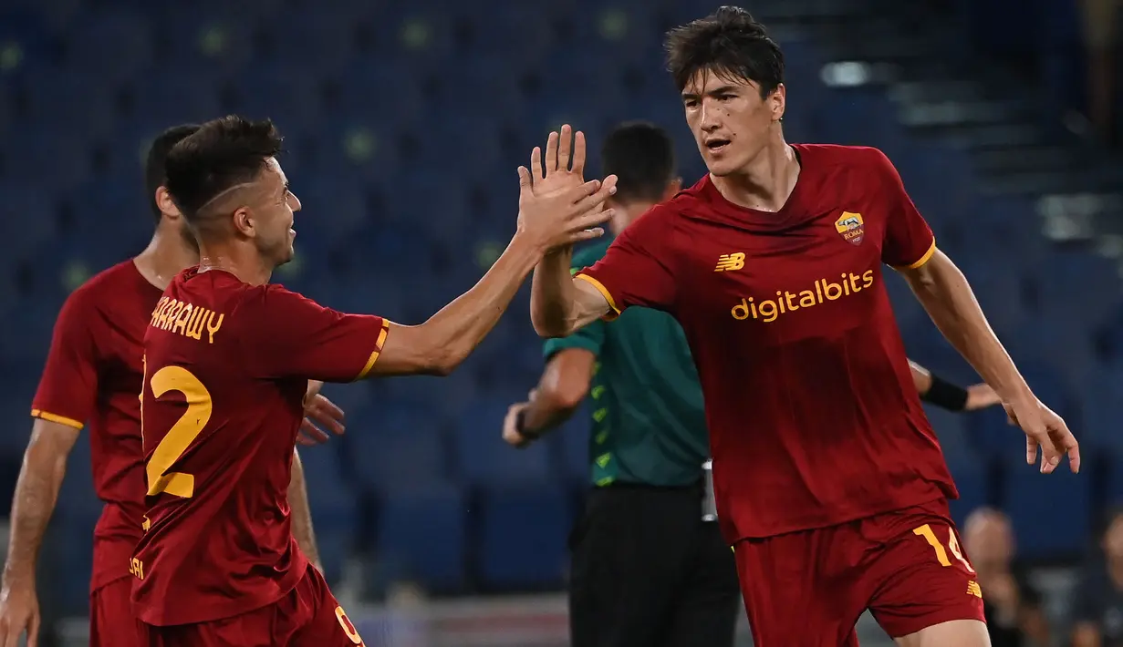 Striker Uzbekistan, Eldor Shomurodov (kanan) didatangkan Jose Mourinho dari Genoa pada awal musim 2021/2022 dengan nilai transfer 18 juta euro atau kini setara Rp306 miliar. Sempat jadi andalan pada musim pertamanya, perlahan dirinya mulai kesulitan bersaing. Sejak awal musim 2023/2024 ia dipinjamkan ke Cagliari setelah sebelumnya juga sempat dipinjamkan selama setengah musim ke Spezia. Hingga kini ia telah tampil dalam 48 laga di semua kompetisi bersama AS Roma dengan torehan 6 gol dan 6 assist. (AFP/Andreas Solaro)