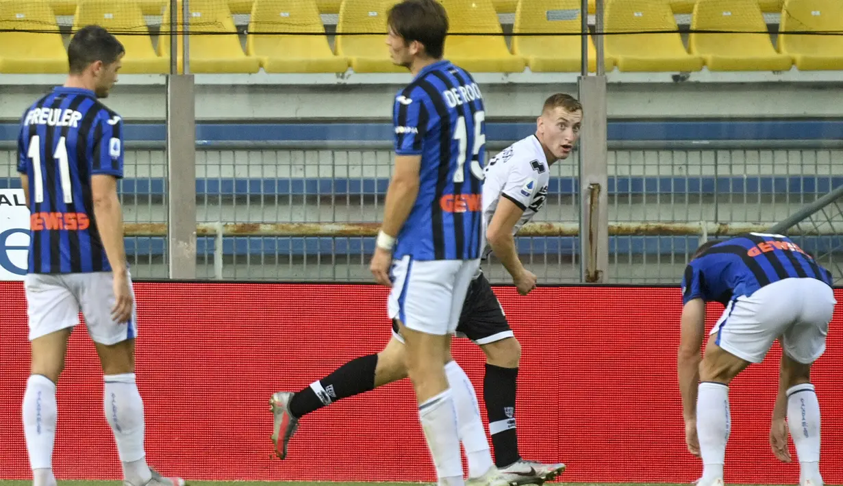 Gelandang Parma, Dejan Kulusevski, merayakan gol yang dicetaknya ke gawan Atalanta pada laga lanjutan Serie A di Stadio Ennio Tardini, Rabu (29/7/2020) dini hari WIB. Atalanta menang 2-1 atas Parma. (Massimo Paolone/LaPresse via AP)
