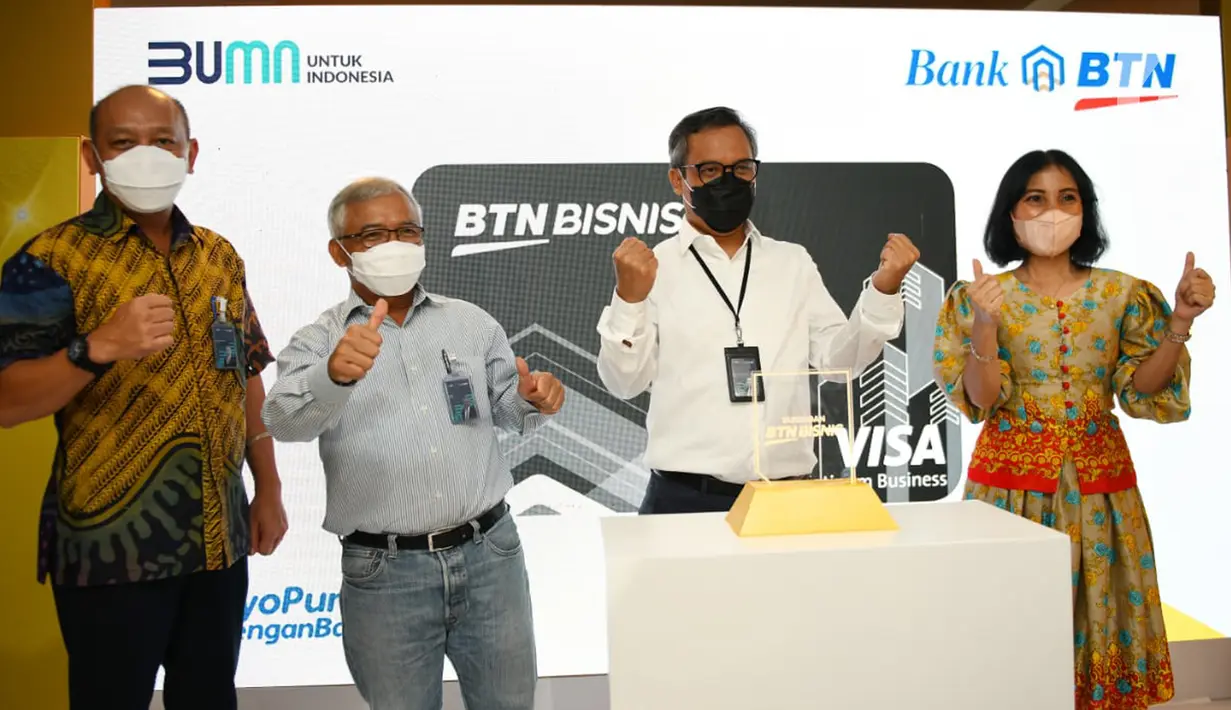 Wakil Dirut BTN Nixon LP Napitupulu (kedua kanan), Direktur Distribution & Funding Jasmin, Kepala Divisi Retail Funding & Services Ferry Sipahutar dan Kepala Kanwil II Jakarta-Banten Dewi Fitrianingrum foto bersama pada peluncuran Tabungan BTN Bisnis di Jakarta, Rabu (30/03/2022). (Liputan6.com)