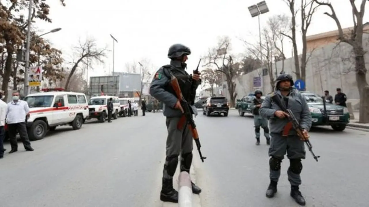 Polisi berjagai di lokasi serangan di rumah sakit militer Kabul, Afghanistan. (Reuters)