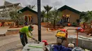 Aktivitas pembangunan penambahan ruang isolasi di Rumah Lawan COVID (RLC) Serpong, Tangerang Selatan, Kamis (11/2/2021). Pembangunan berkonsep Tenda Glamour Camping (glamping) itu bertujuan menambah kapasitas RLC untuk karantina pasien COVID-19 sebanyak 160 tempat tidur. (Liputan6.com/Angga Yuniar)