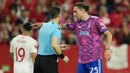 Gelandang Juventus, Adrien Rabiot melancarkan protes kepada wasit Danny Makkelie saat menghadapi Sevilla pada laga leg kedua semifinal Liga Europa 2022/2023 di Ramon Sanchez Pizjuan Stadium, Sevilla (18/5/2023). Adrien Rabiot yang didatangkan Juventus dari PSG pada awal musim 2019/2020 dengan status bebas transfer tampaknya juga akan meninggalkan Juventus dengan status bebas transfer. Saat kontraknya akan kedaluwarsa pada akhir musim ini, hingga kini belum ada kesepakatan soal kontrak baru. Manchester United dikabarkan tertarik mendatangkannya. (AP Photo/Jose Breton)