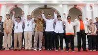 Tiga pasang cagub-cawagub mengangkat tangan bersama seusai Deklarasi Kampanye Damai untuk Pemilihan Gubernur (Pilgub) Jakarta 2024 di kawasan Kota Tua, Jakarta, Selasa (24/9/2024). (Liputan6.com/Herman Zakharia)