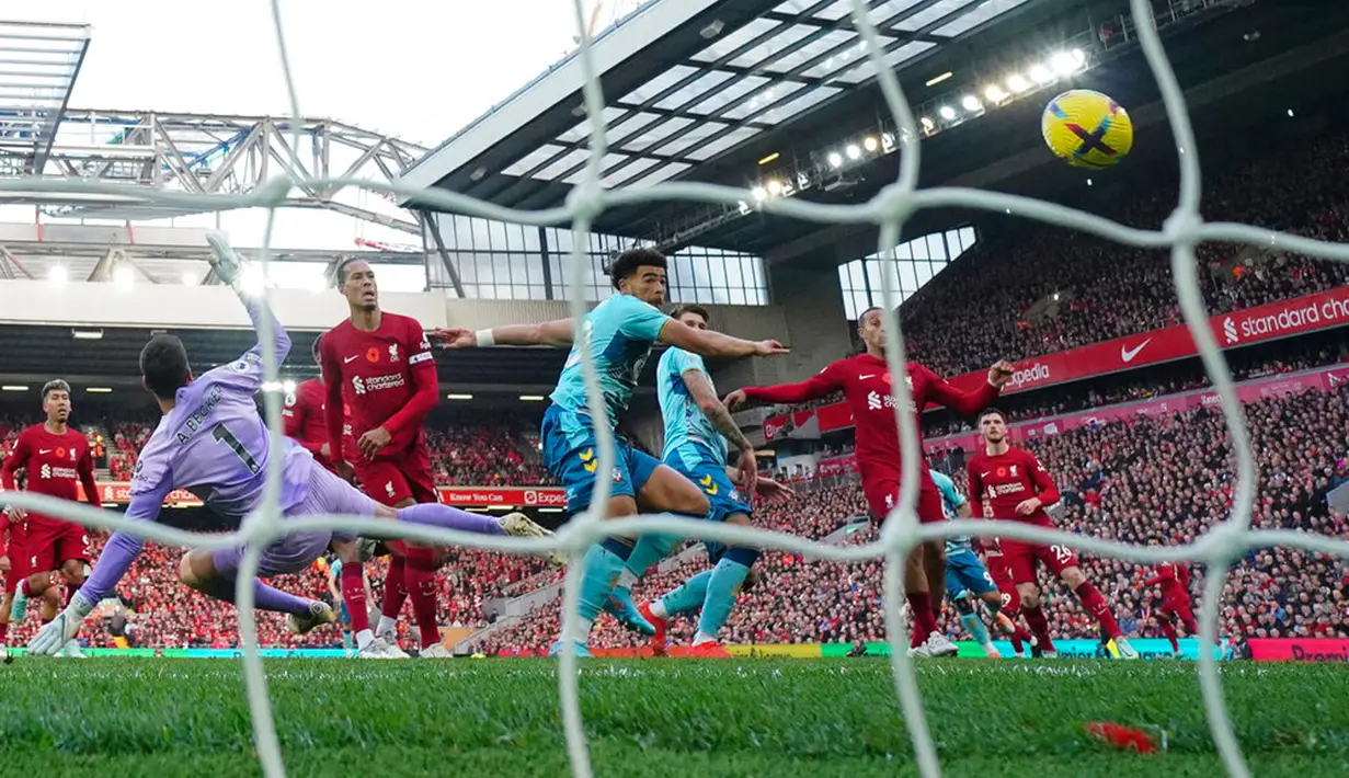 Pemain Southampton Che Adams (tengah) mencetak gol ke gawang Liverpool pada pertandingan sepak bola Liga Inggris di Stadion Anfield, Liverpool, Inggris, 12 November 2022. Liverpool mengalahkan Southampton dengan skor 3-1. (AP Photo/Jon Super)