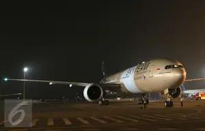 Pesawat Boeing 777-300 ER setelah mendarat di hanggar 4 GMF, Bandara Internasional Soekarno Hatta, Tangerang, Kamis (29/10). Garuda Indonesia menyambut kedatangan armada Boeing B777-300 ER dengan livery Skyteam yang kesembilan. (Liputan6.com/Angga Yuniar)