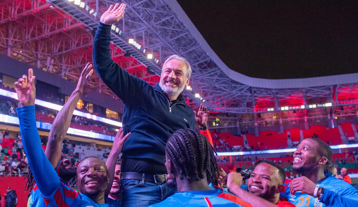 Para pemain Kongo melakuakn selebrasi bersama pelatih Sebastien Desabre setelah menang atas Nigeria dalam laga Kualifikasi Piala Dunia 2026 zona Afrika di Rabat, Maroko, Minggu (16/11/2025) waktu setempat. (AP Photo)