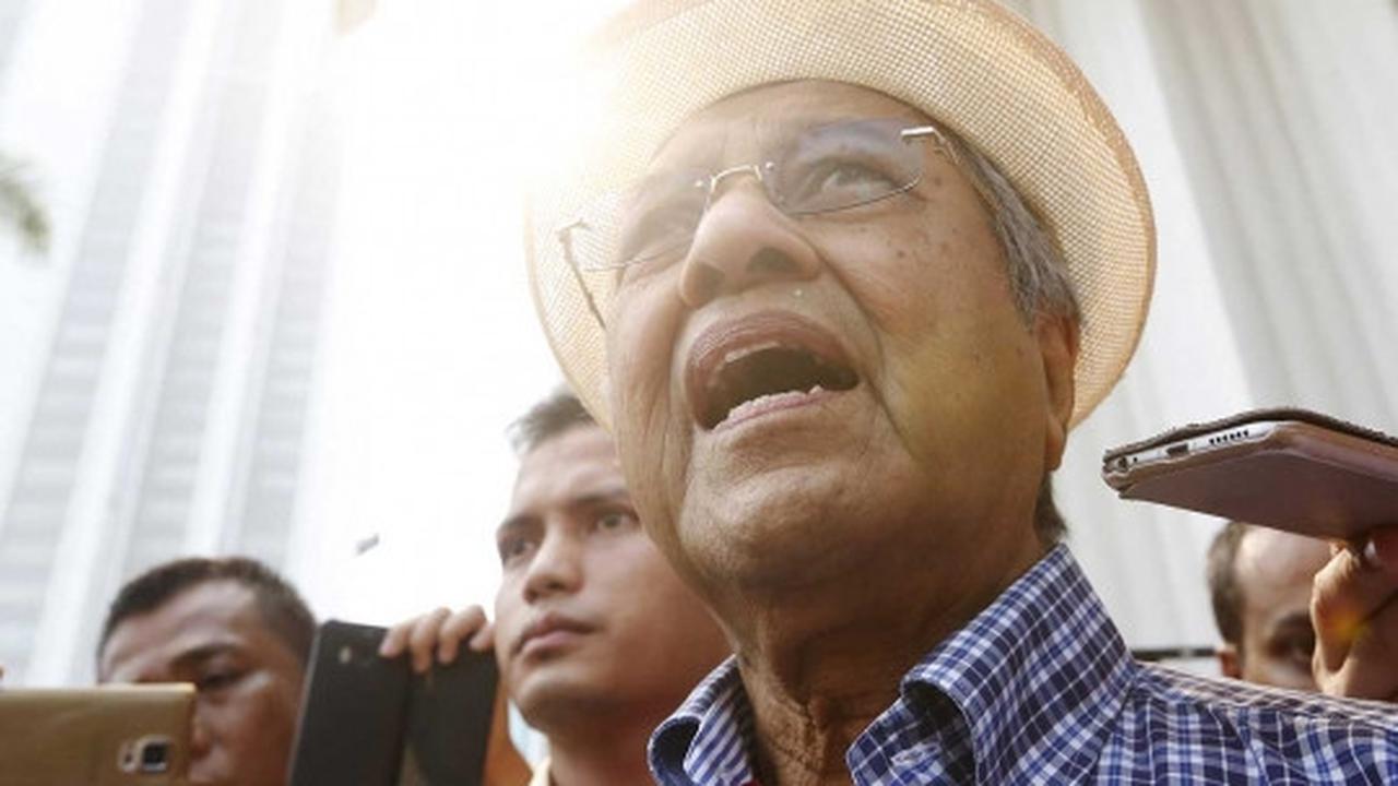 Bertopi koboi, Mahathir Mohamad ikut demo Najib Razak
