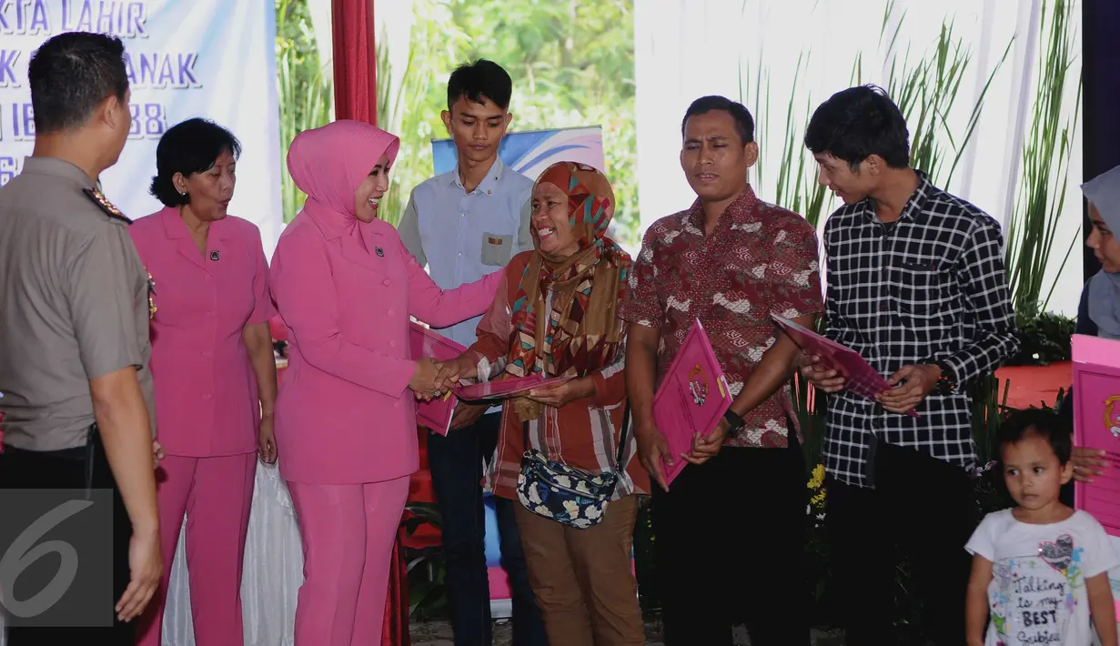 Ketua Umum Bhayangkari Tri Suswati saat menghadiri peringatan Hari Kesatuan Gerak Bhayangkari ke 64 di Rusun Marunda, Jakarta, Kamis (29/9). Acara diisi dengan bakti sosial, seperti perpanjangan SIM, e-KTP dan akta kelahiran. (Liputan6.com/Gempur M Surya)