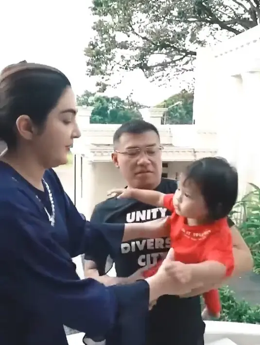 Bukan kali ini saja pasangan suami istri ini rebutan cucu. Sebelumnya juga terekam keduanya rebutan Baby Ameena. Saat Baby Ameena main ke rumah Cinere, kerap jadi rebutan. Anang dan Ashanty saling bergantian mengendong Baby Ameena.  [Youtube/@TheHermansyahA6world]