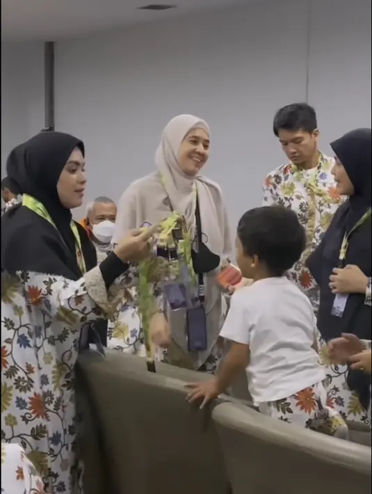 Dalam rombongannya, tampak juga Vebby Palwinta dan keluarga, Tommy Kurniawan dan juga Chand Kelvin. [Instagram/dhiniaminarti/dimasseto_1]