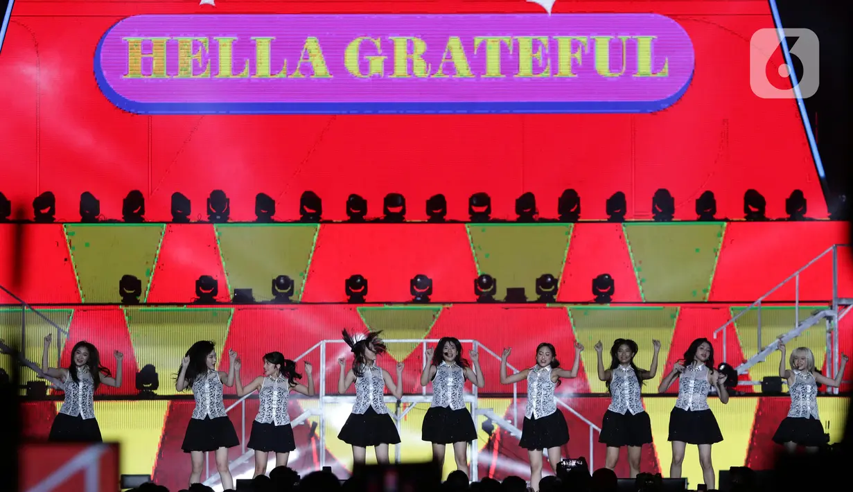 Kelompok penyanyi JKT48 saat tampil di panggung JISPHORIA yang digelar di Jakarta International Stadium (JIS), Sabtu (1/10/2022). JKT48 tampil enerjik membawakan sejumlah lagu untuk memuaskan dahaga penggemarnya. (Liputan6.com/Helmi Fithriansyah)