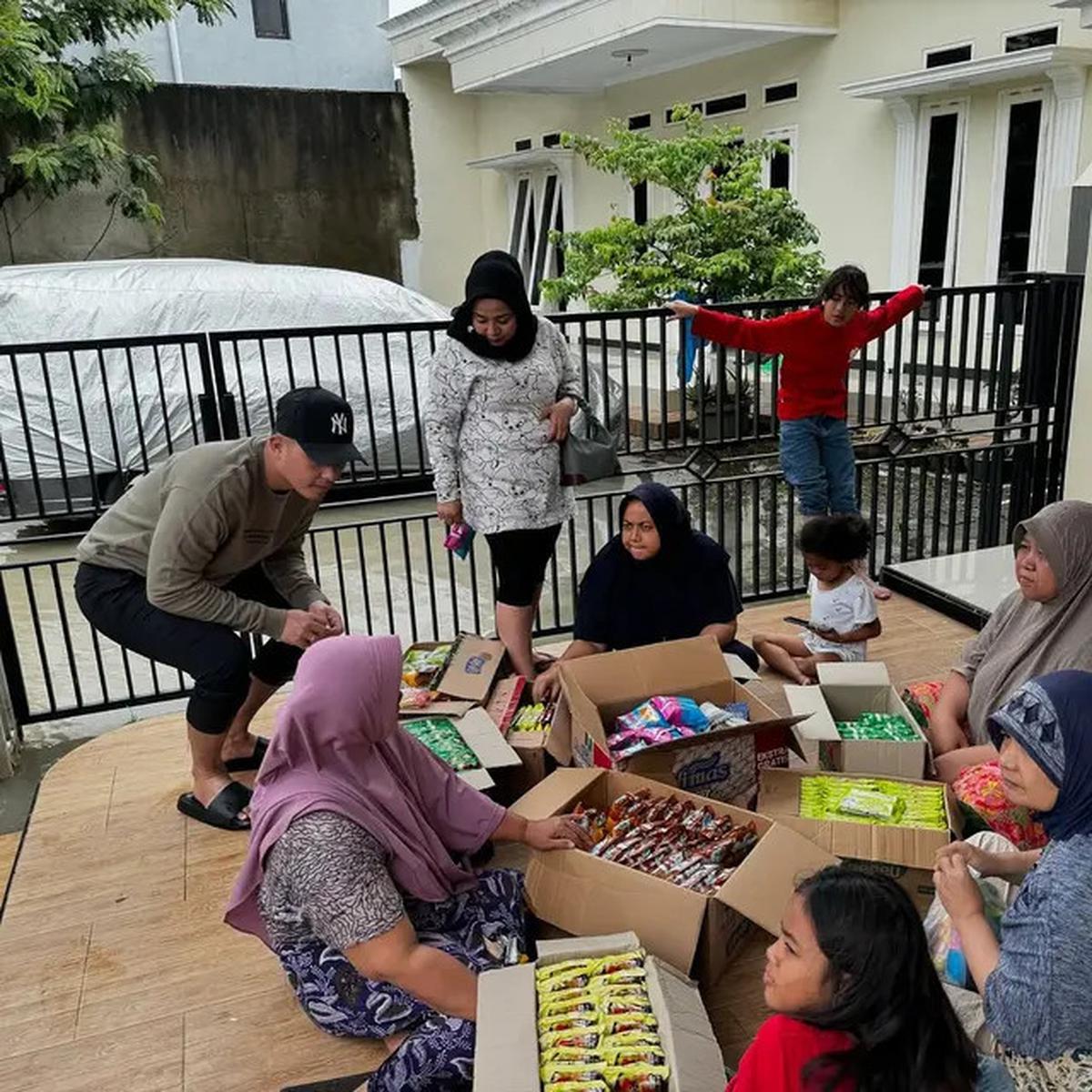7 Potret Muzdalifah Ikut Suami Tinjau Banjir Tangerang, Bantu Evakuasi Bayi
