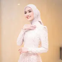 Aksen beads yang menghiasi kebayanya pun membuat penampilan Cut Syifa semakin elegan.   [Instagram/dimassinggih]