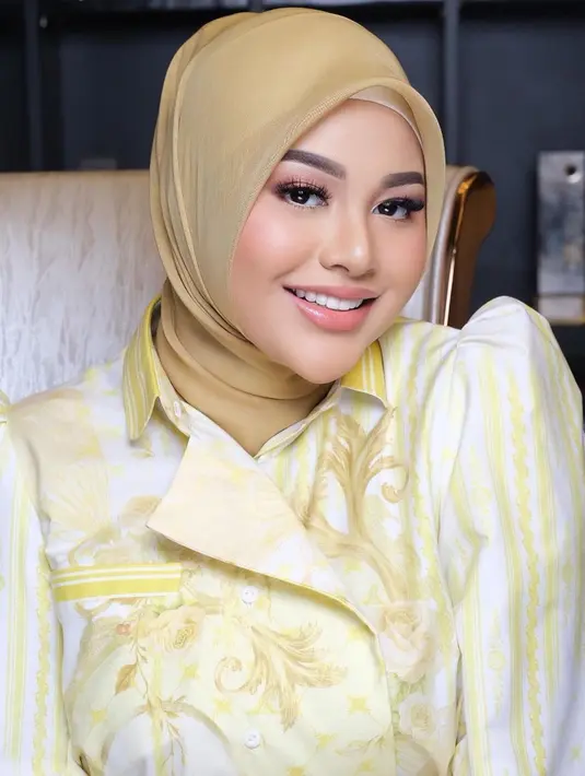 Aurelie Hermansyah tampil dengan nuansa makeup yang natural. Lipstik, perona pipi, dan eye makeup bernuansa kecokelatan menyempurnakan outfit kuning dan jilbab cokelat mudanya. Foto: Instagram.