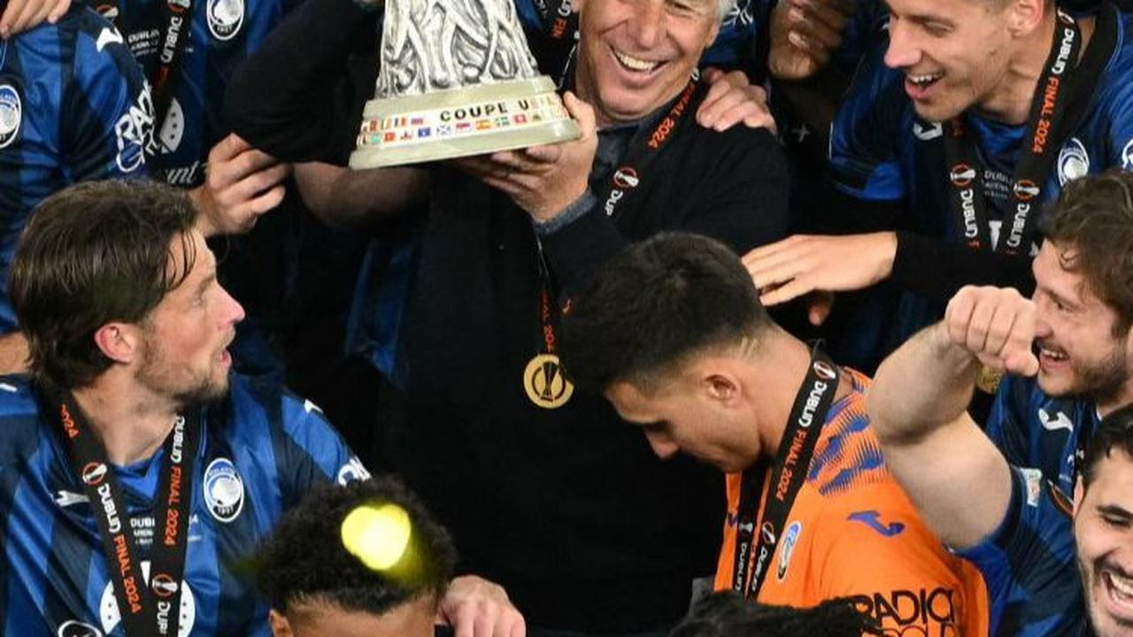 Tak cuma itu, trofi juara Liga Europa ini juga sangat berarti bagi sang allenatore, Gian Piero Gasperini. Selama 66 tahun hidupnya, ini adalah kali pertama ia membawa tim asuhannya menjadi juara. Foto: AFP<br>