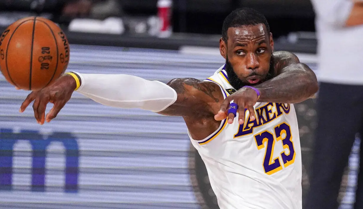 Pebasket Los Angeles Lakers, LeBron James, saat melawan Miami Heat pada laga Gim ketiga Final NBA, Senin (5/10/2020). Miami Heat menang dengan skor 115-104. (AP Photo/Mark J. Terrill)