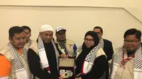 Kunjungi Pengungsi Palestina, Melly Goeslaw Ditemani Opick
