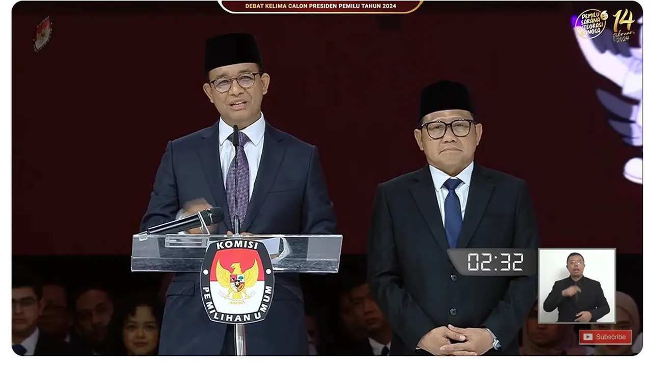 Calon Presiden (Capres) nomor urut 01 Anies Baswedan menyampaikan pernyataan penutup atau closing statement didampingi Calon Wakil Presiden (Cawapres) Muhaimin Iskandar di debat Pilpres 2024.