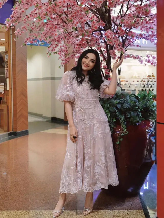 Gaya Elegan Ashanty Pakai Dress Brokat, Tampil Menawan dalam Setiap Momen