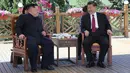 Pemimpin Korea Utara Kim Jong-un berbincang dengan Presiden China Xi Jinping pada pertemuan mereka di Dalian, Selasa (8/5). Kedua pemimpin negara bertemu selama dua hari di awal pekan ini. (Korean Central News Agency/Korea News Service via AP)