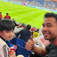 Raffi Ahmad mengajak anak pertamanya Rafathar Malik Ahmad menyaksikan langsung aksi idolanya Lionel Messi di Qatar