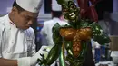 Peserta asal Malaysia, Kean Chuan sedang menyelesaikan pembuatan kue saat mengikuti final Pastries World Cup 2017 di Lyon, Prancis (22/1). (AFP/Jean Philippe)