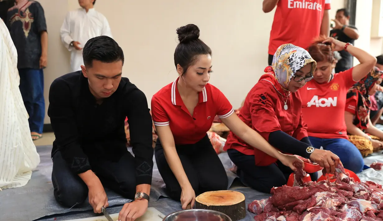 “Dari kecil memang sudah terbiasa ikut melihat hewan kurban disembelih dan ikut bantu-bantuin potong-potong daging sapi atau kambing, jadi nggak ada jijik atau perasaan ngeri sama sekali,” kata Nikita Willy. (Adrian Putra/Bintang.com)