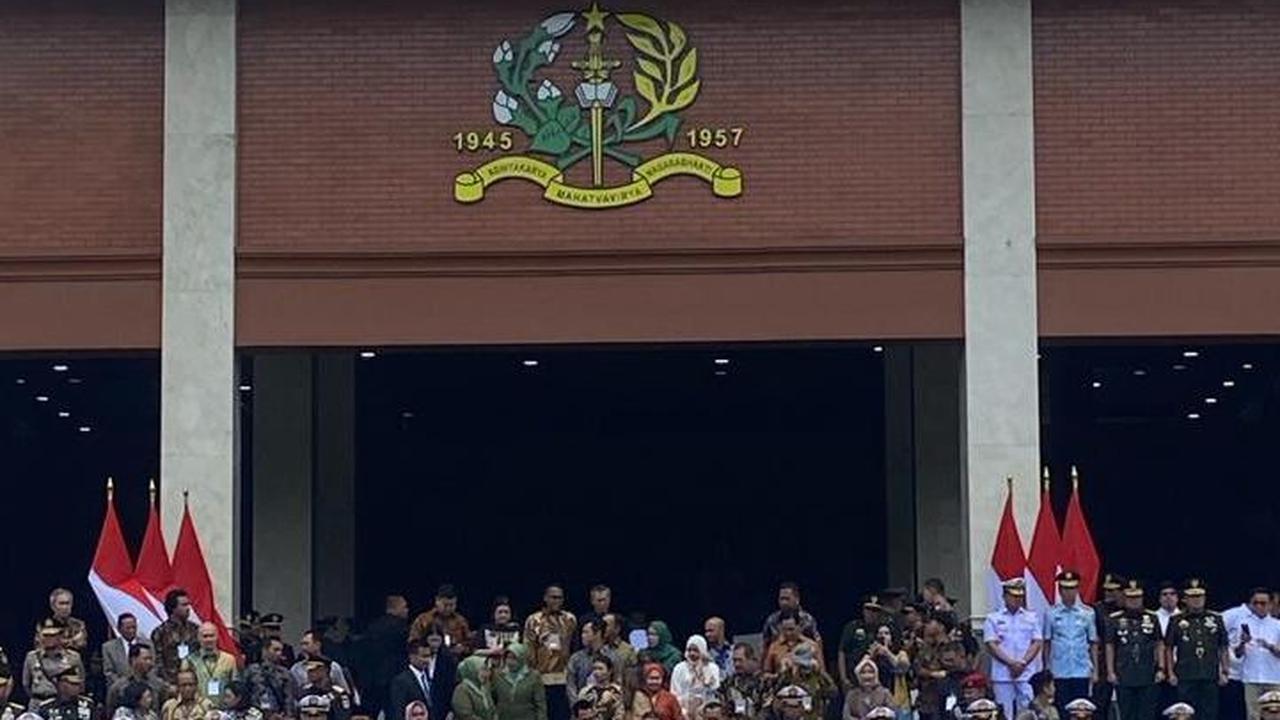 Jokowi-Prabowo Resmikan Gedung Akademi Militer, Tentara Artis Berdiri di Barisan Para Jenderal TNI